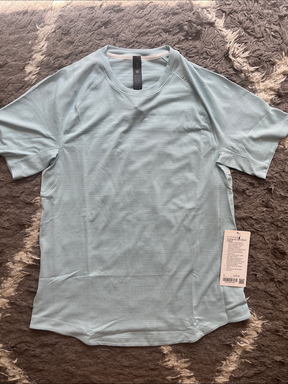 Lululemon license to train short sleeve shirt. Sea foam. Mens size small. New